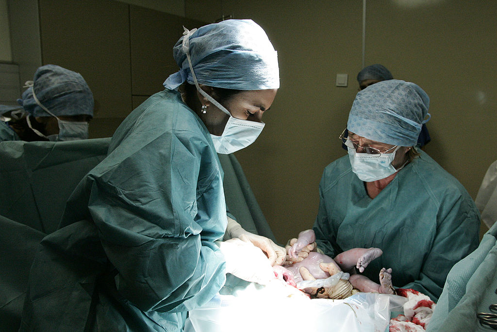عندما تربو معدلات الولادة القيصرية في بلد ما على 40% تتلاشى أساسيات المعرفة بالولادة الطبيعية