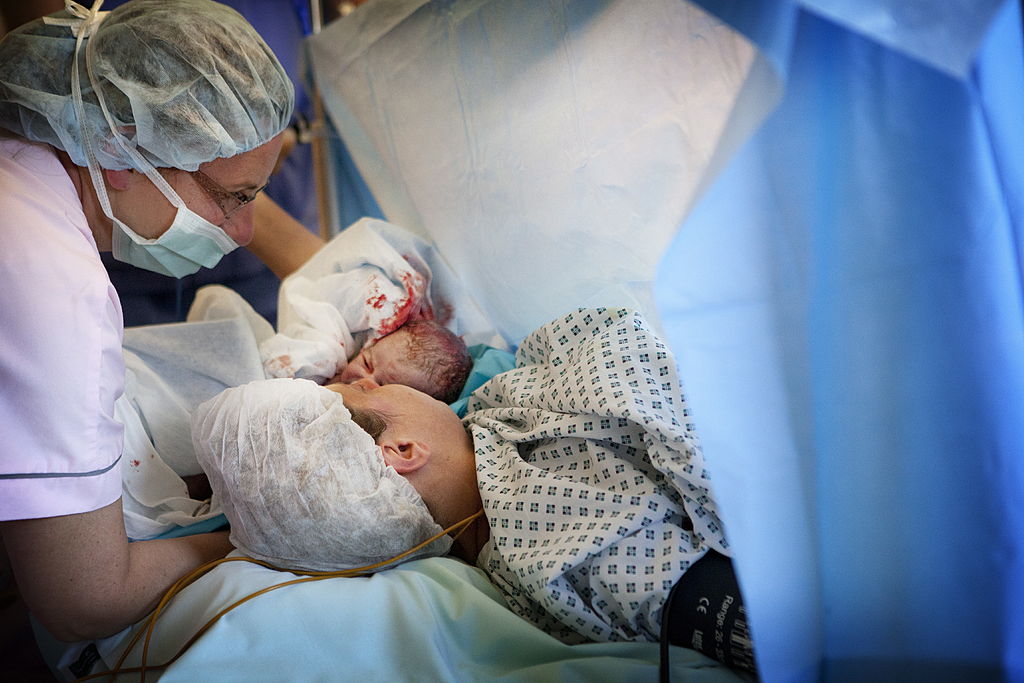 العملية القيصرية الطبيعية توفر الركن الأهم في الإنجاب، ألا وهو الحميمية بين الأم وولدها