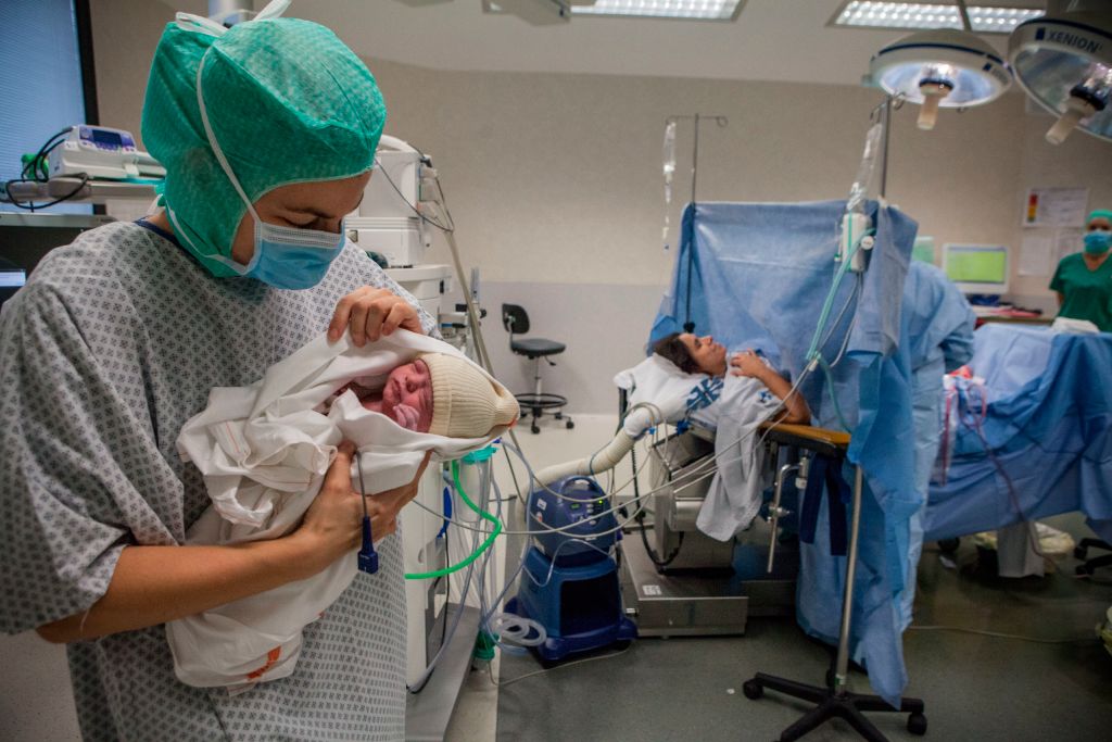 العمليات القيصرية تزيد مخاطر معينة بالنسبة للأم