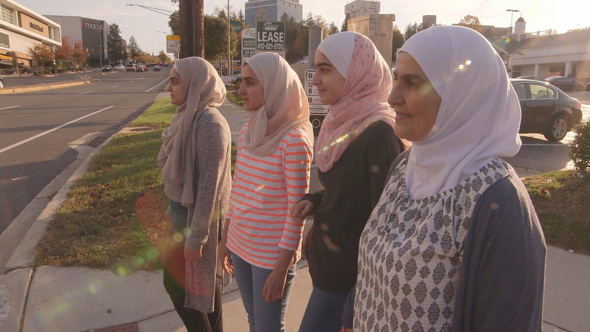 يختلس الوثائقي مكالمات بعضهم مع أهاليهم عما يجري في الولايات المتحدة الأمريكية وانعكاساته على السوريين